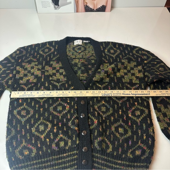 Vintage 90’sIVY Green Cardigan Sweater with V-neck and Geometric Pattern - Picture 4 of 6